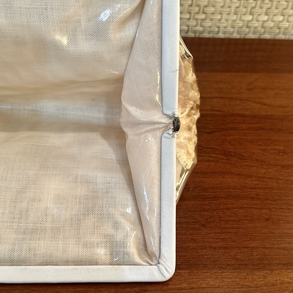 🌟HP🌟VTG 1960s Vinyl & Cream Lace Clutch Evening Bag with Gold Bow Lift Clasp - Picture 5 of 16